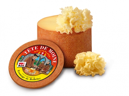 Raser Le Fromage Tete De Moine à L'aide D'un Couteau Girolle. Tête De Moine.  Variété De Fromage Suisse Semi-dur à Base De Lait De Photo stock - Image du  nourriture, délicatesse: 216584554